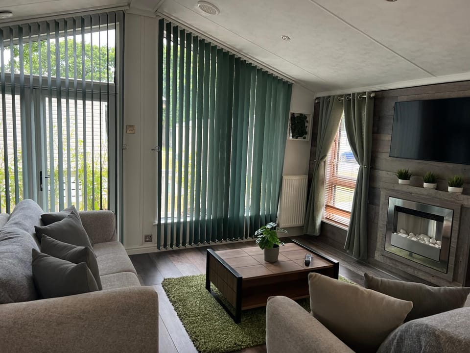 Jungle lodge House in Milford on Sea