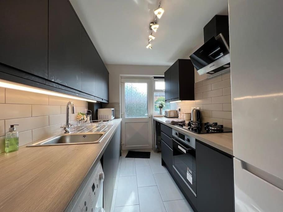 Location-Comfortable Beds-Free Parking-Families House in Nottingham