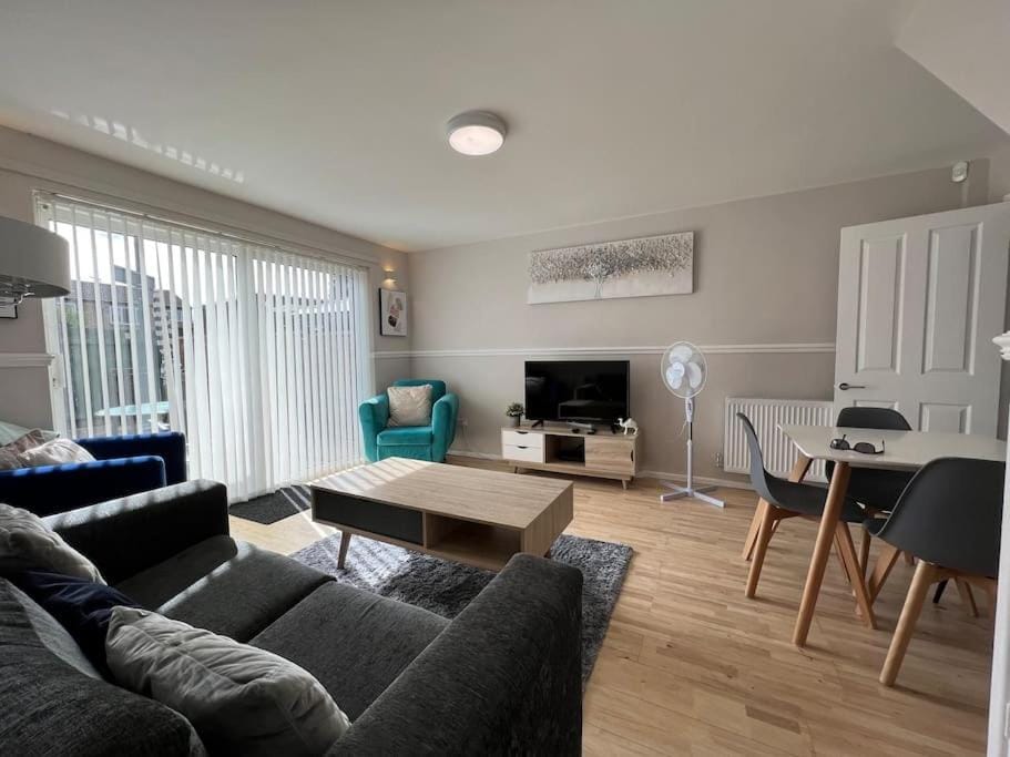 Location-Comfortable Beds-Free Parking-Families House in Nottingham
