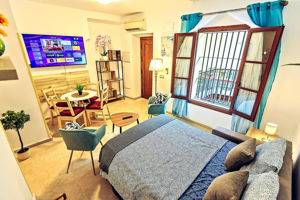 Bed, TV and multimedia, Living room