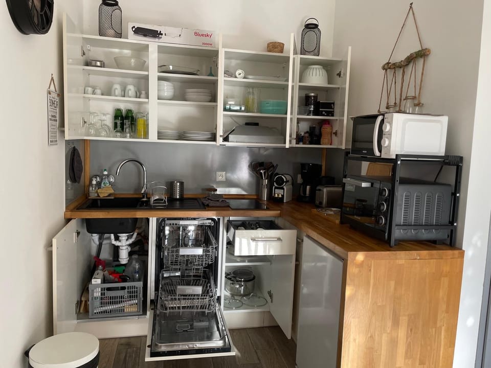 Kitchen or kitchenette