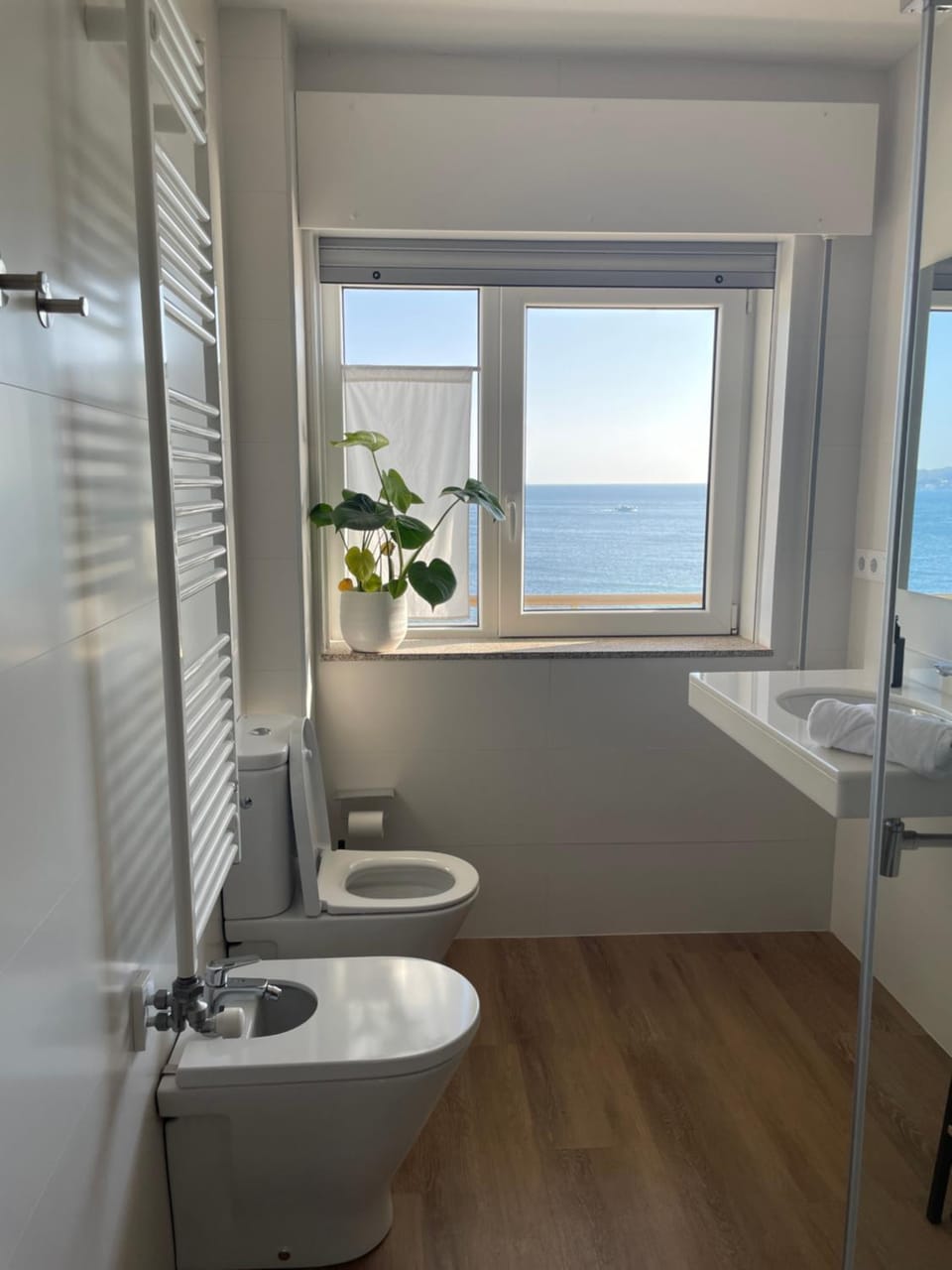 Bathroom, Sea view