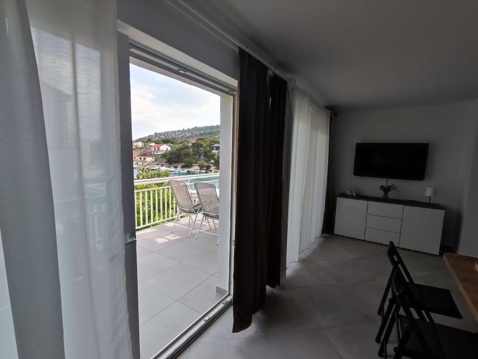 Balcony/Terrace, Street view