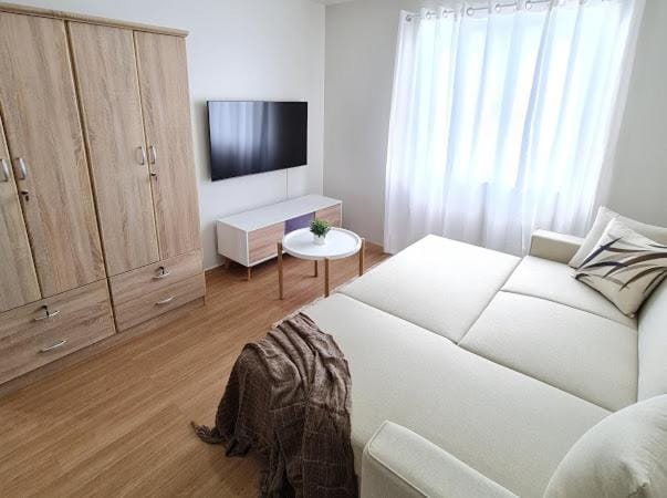 Communal lounge/ TV room, TV and multimedia, Living room, Seating area