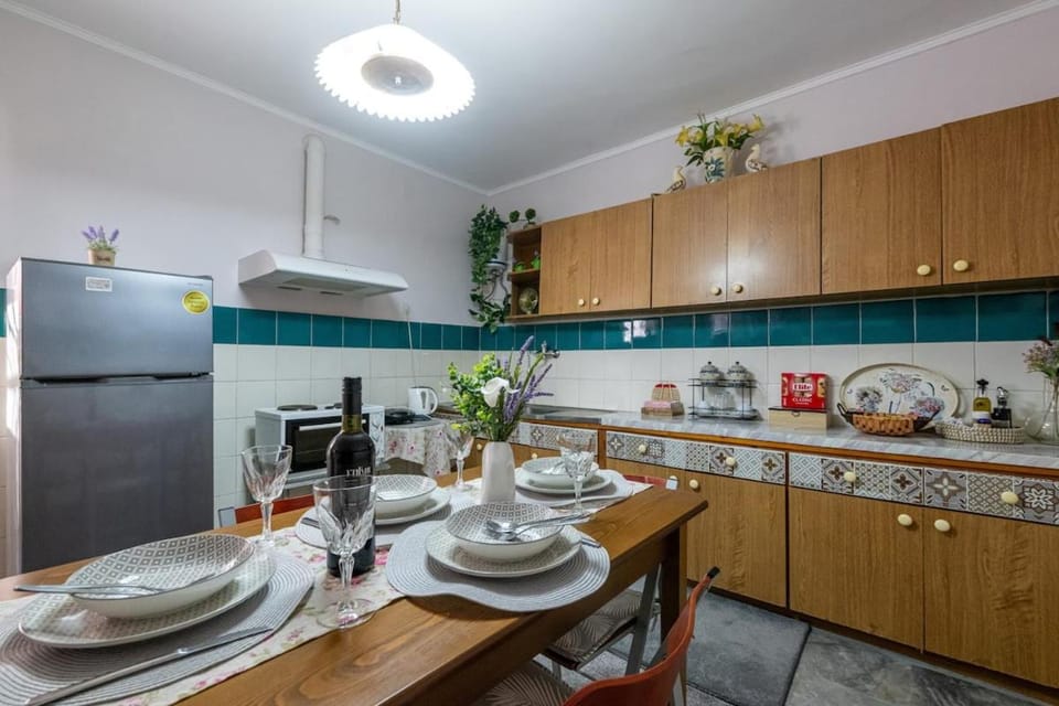 Coffee/tea facilities, Kitchen or kitchenette, Dining area, oven, stove, toaster