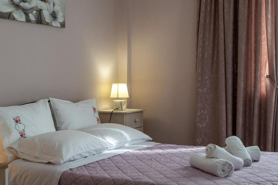 Bed, Photo of the whole room, towels