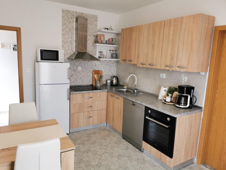 Coffee/tea facilities, Kitchen or kitchenette, Dining area, dishwasher, minibar, stove