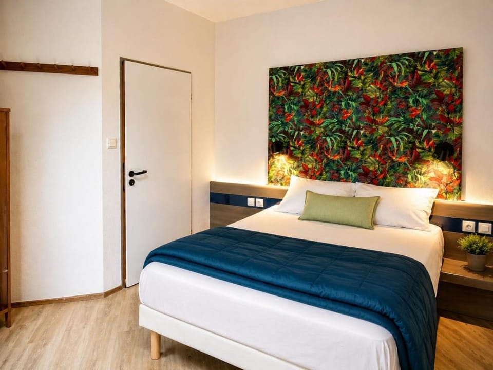Bed, Photo of the whole room, Bedroom, wardrobe