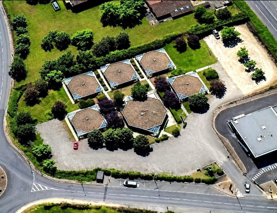 Property building, Natural landscape, Bird's eye view, Garden, Garden, View (from property/room), View (from property/room), Garden view, Garden view, Parking
