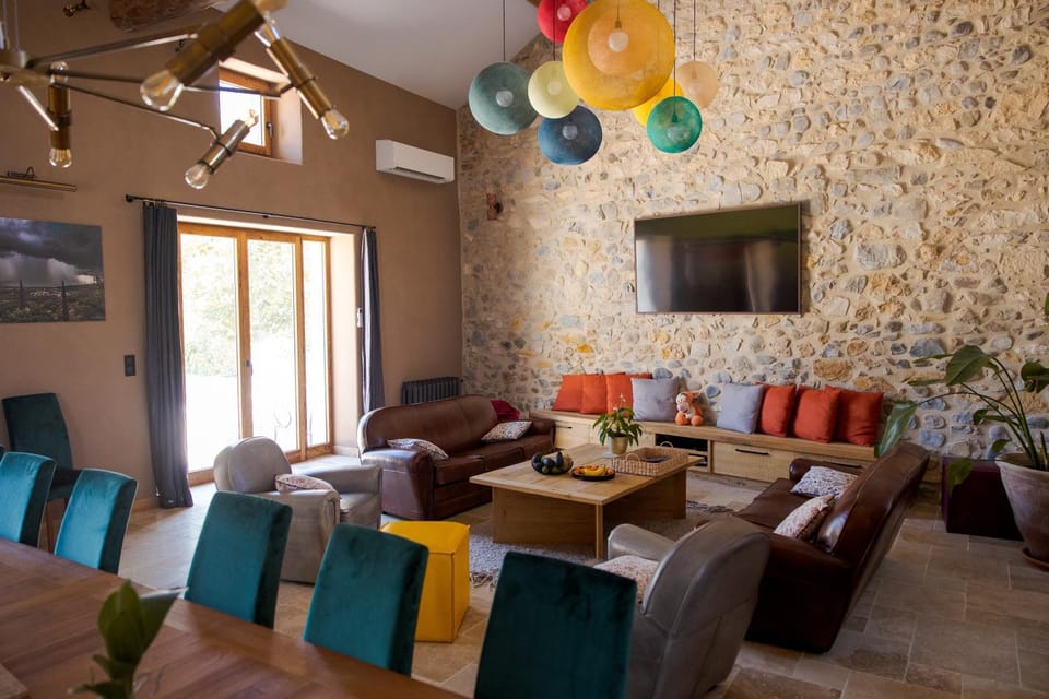 TV and multimedia, Living room, Seating area, Evening entertainment