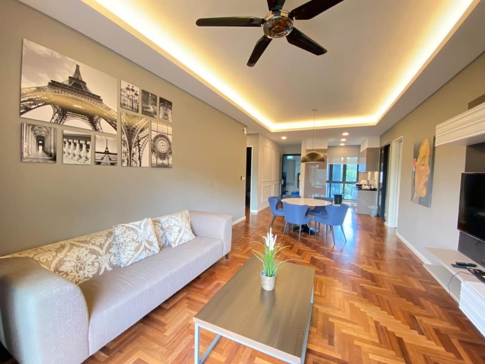 TV and multimedia, Living room, Seating area, Dining area, Entertainment, fireplace, fireplace, locker, locker
