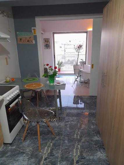 Kitchen or kitchenette, Dining area