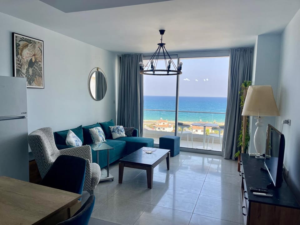 Natural landscape, TV and multimedia, Living room, Seating area, Sea view