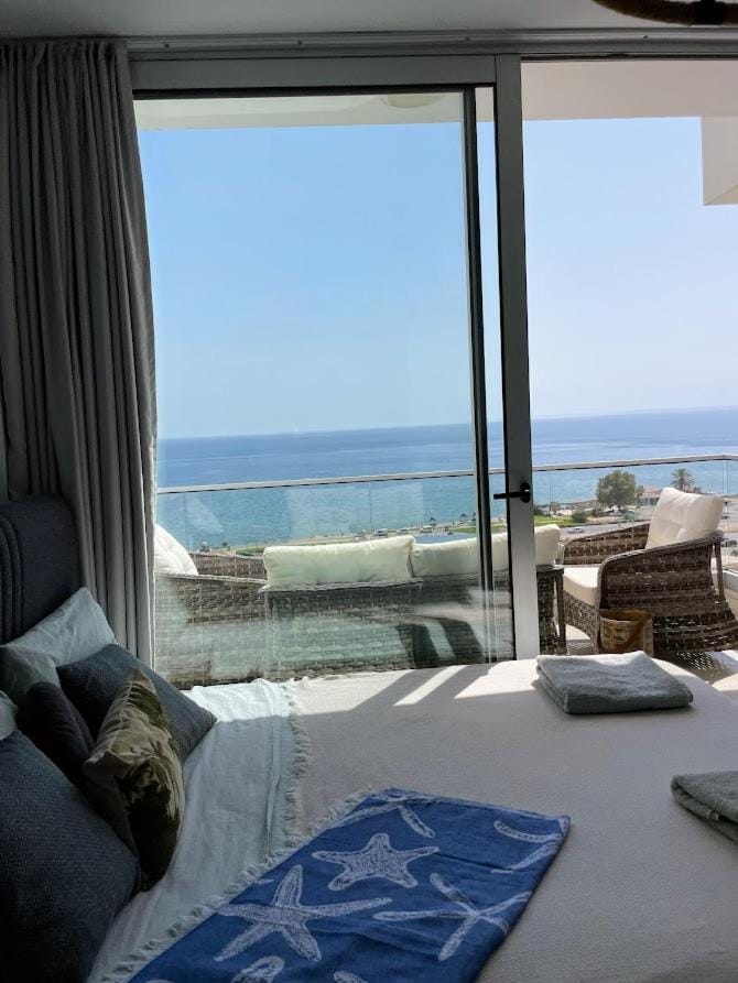 Bed, Natural landscape, View (from property/room), Balcony/Terrace, Living room, Seating area, Sea view
