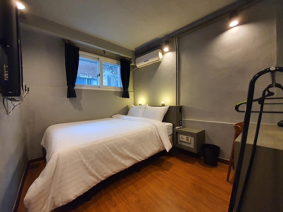 Bed, TV and multimedia, Bedroom, internet