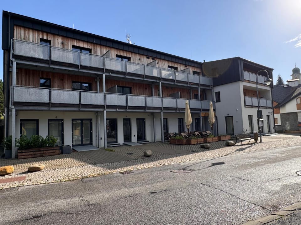Luxusní Apartmán GRAND v centru Harrachova se soukromou Mega terasou, s privátním parkováním zdarma, s možností dobíjení wallbox EV a výhledem na Harrachovský kostelíček Apartment in Lower Silesian Voivodeship