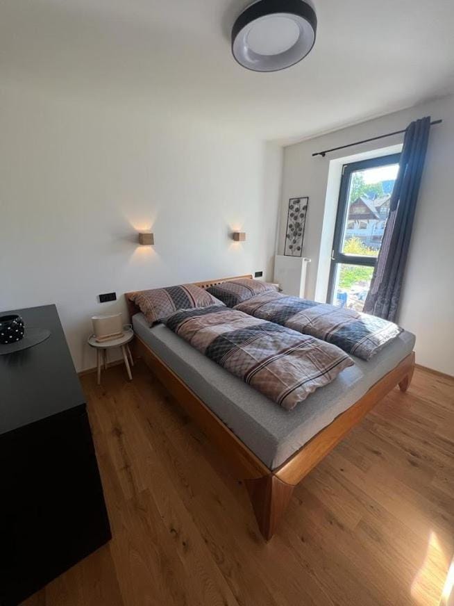 Luxusní Apartmán GRAND v centru Harrachova se soukromou Mega terasou, s privátním parkováním zdarma, s možností dobíjení wallbox EV a výhledem na Harrachovský kostelíček Apartment in Lower Silesian Voivodeship
