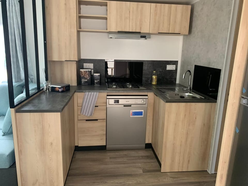 Envie d un break de paysages sauvages et de nature ce mobile home neuf tout confort climatise idealement situe au bord de l eau dans un camping 4 etoiles vous attend pour un week end quelques jours ou des vacances en famille Campground/ 
RV Resort in Lege-Cap-Ferret