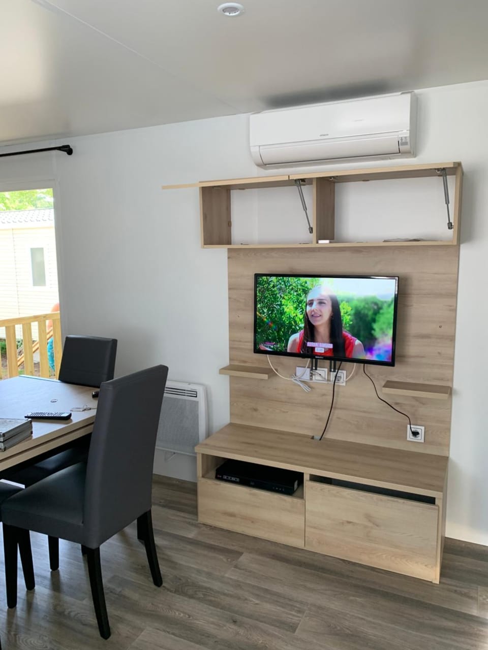 Envie d un break de paysages sauvages et de nature ce mobile home neuf tout confort climatise idealement situe au bord de l eau dans un camping 4 etoiles vous attend pour un week end quelques jours ou des vacances en famille Campground/ 
RV Resort in Lege-Cap-Ferret