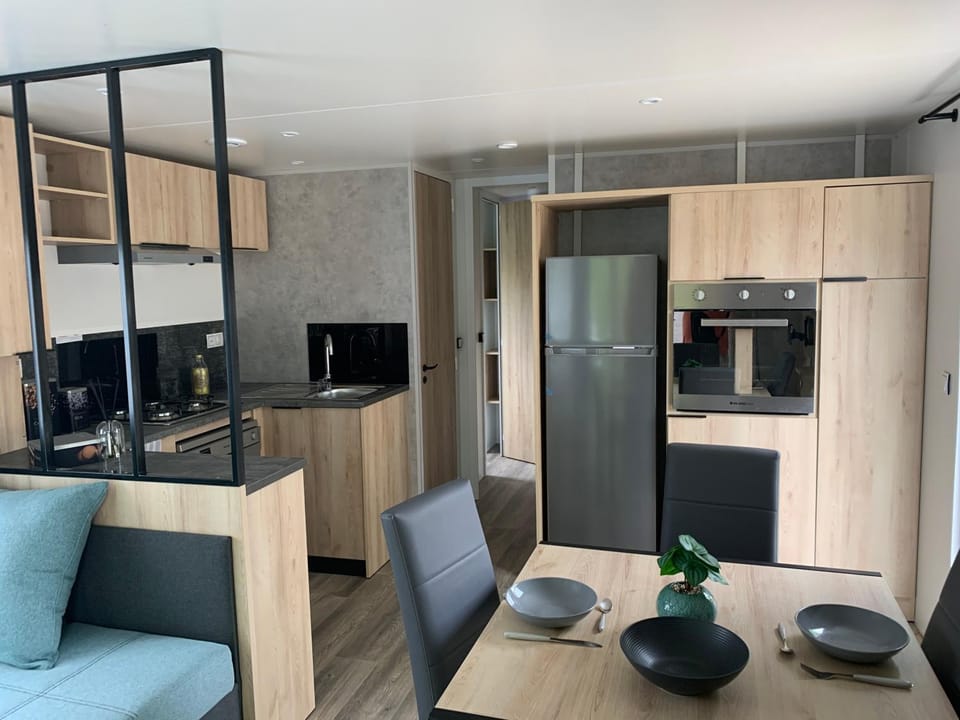 Envie d un break de paysages sauvages et de nature ce mobile home neuf tout confort climatise idealement situe au bord de l eau dans un camping 4 etoiles vous attend pour un week end quelques jours ou des vacances en famille Campground/ 
RV Resort in Lege-Cap-Ferret