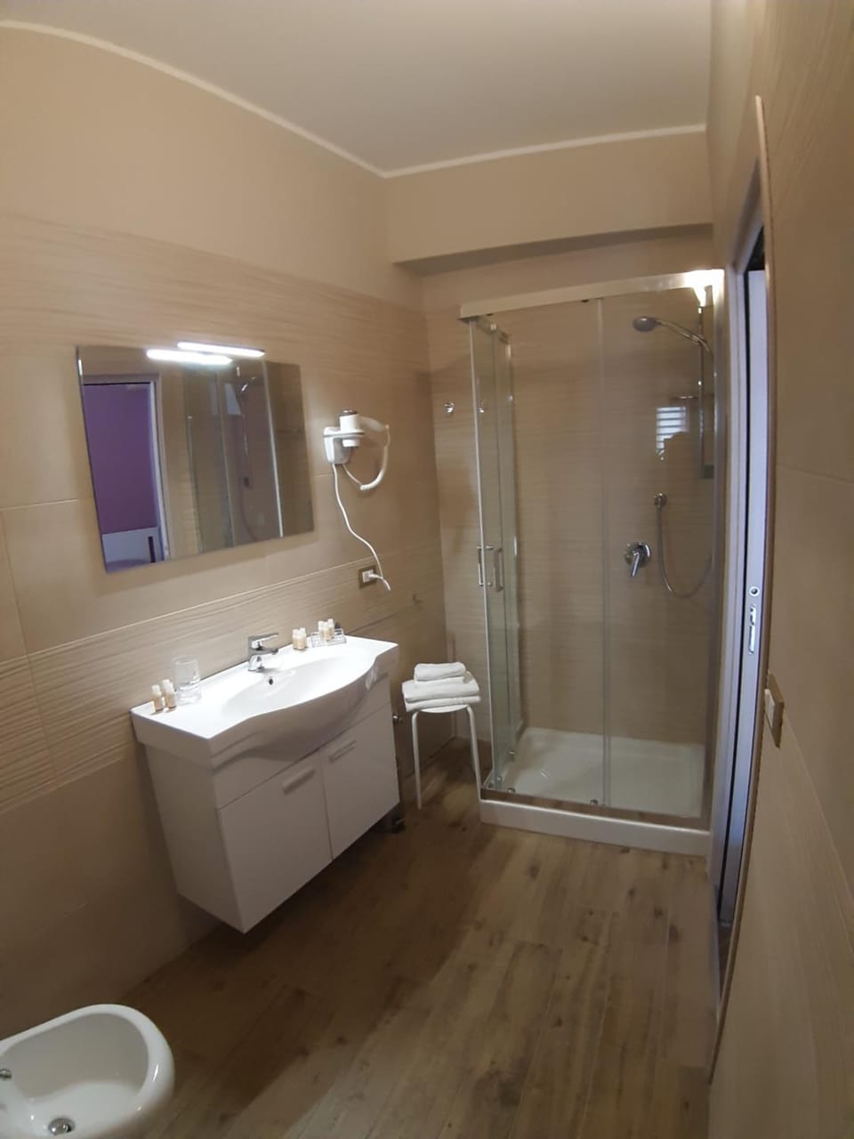 Shower, Toilet, Bathroom, bidet, towels