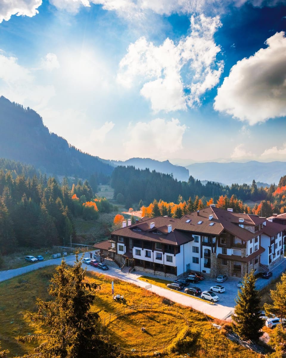 Property building, Day, Neighbourhood, Natural landscape, Bird's eye view, Autumn, Mountain view