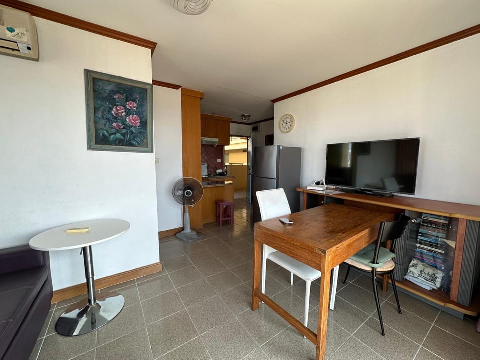 Kitchen or kitchenette, Living room, Seating area, Dining area