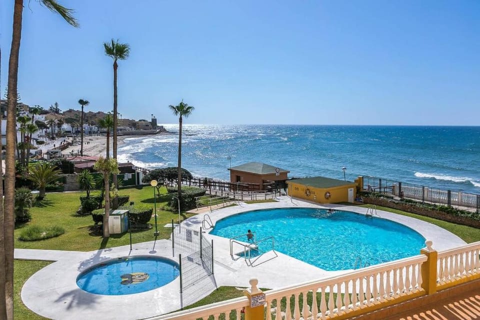 @SeaFront Apartment in Sitio de Calahonda