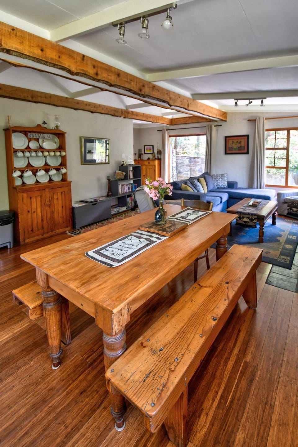 Seating area, Dining area
