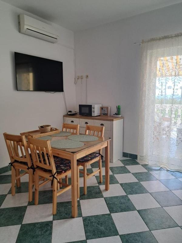 TV and multimedia, Kitchen or kitchenette, Dining area, air conditioner