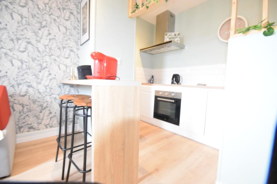 Kitchen or kitchenette, oven