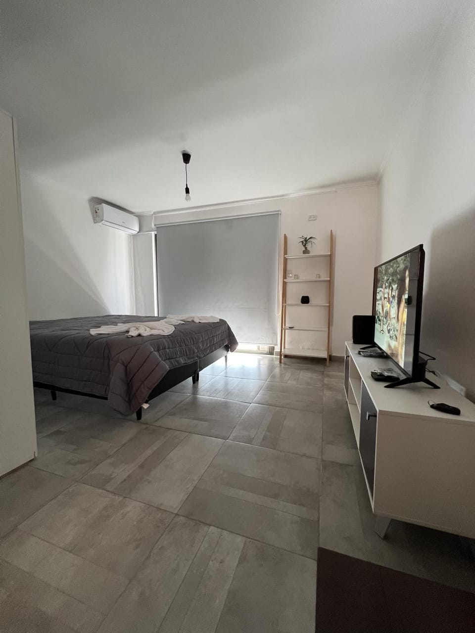 Bed, TV and multimedia, Photo of the whole room