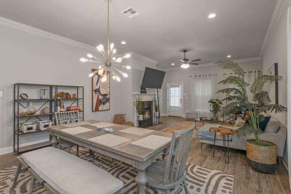 Living room, Seating area, Dining area, fireplace