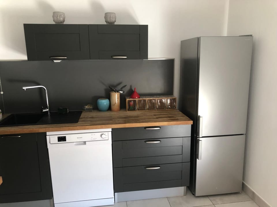 Kitchen or kitchenette, dishwasher