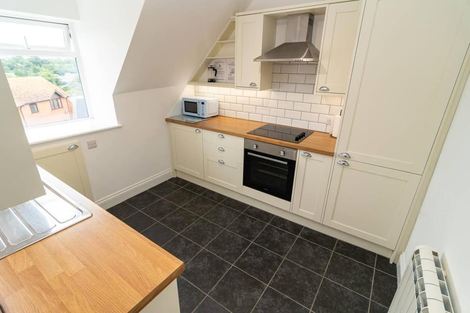 Spacious 3-Bed, Town Centre, Parking, Near Beach Apartment in Bournemouth