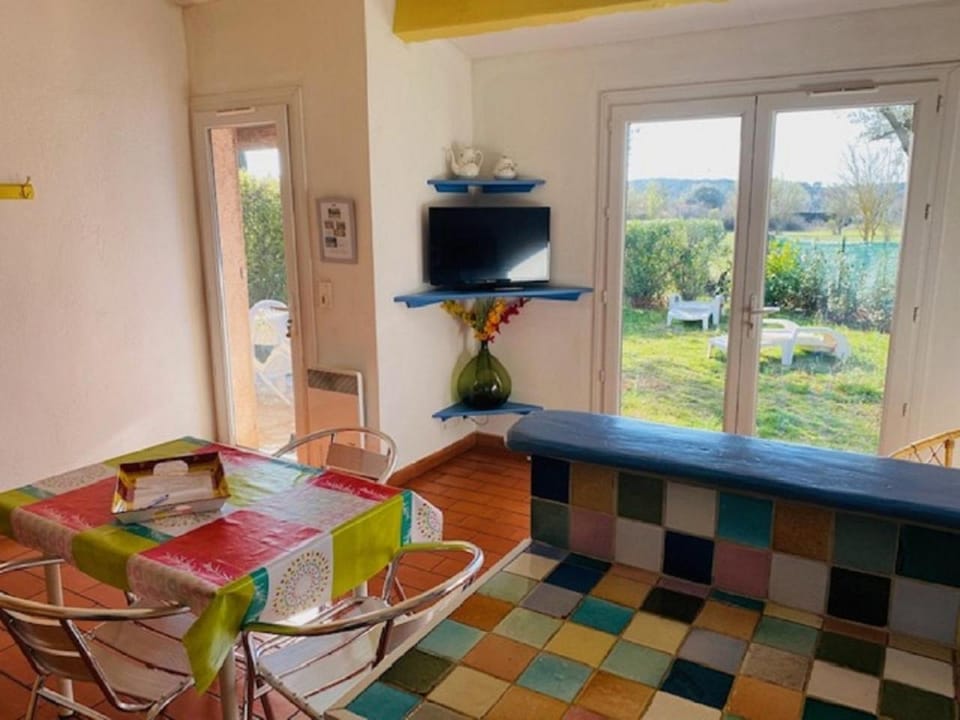 Garden, TV and multimedia, Living room, Seating area, Dining area, Garden view, kitchen