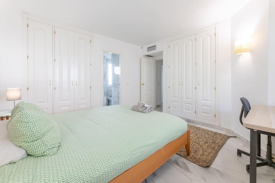 Bed, Photo of the whole room, Bedroom, air conditioner