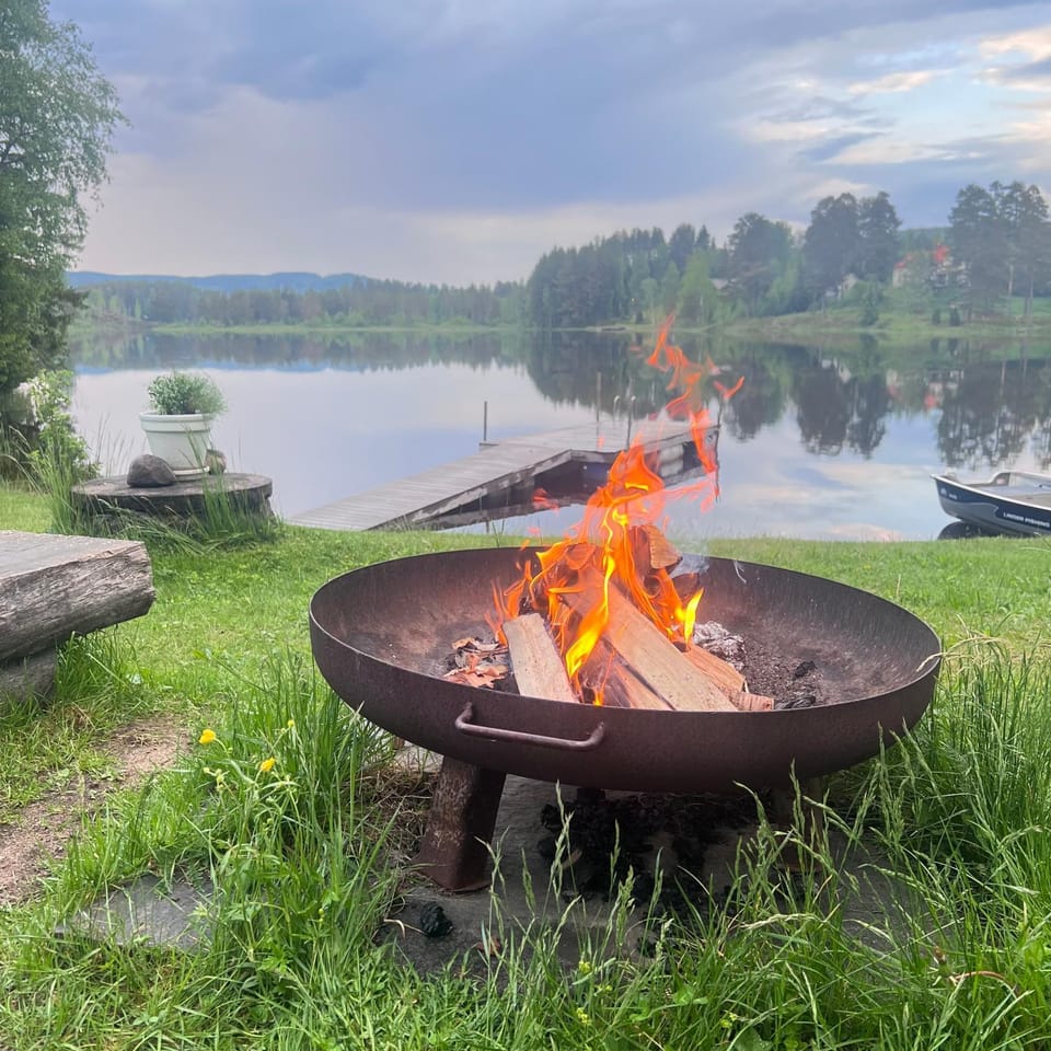Villa Granhede -sjöläge med badtunna, eldstad med mera House in Innlandet