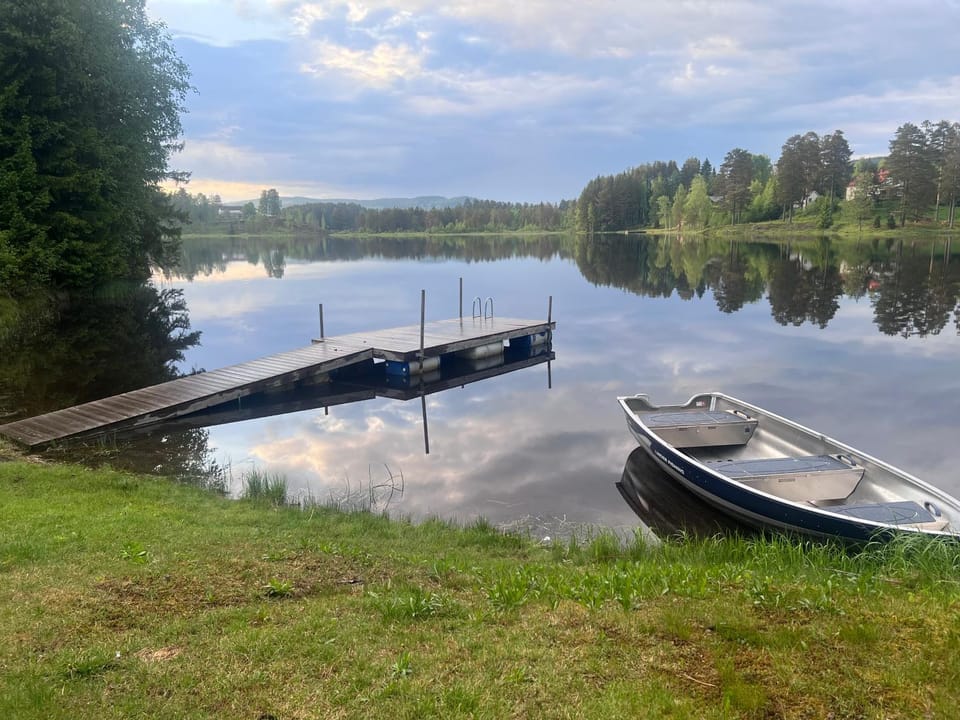 Villa Granhede -sjöläge med badtunna, eldstad med mera House in Innlandet
