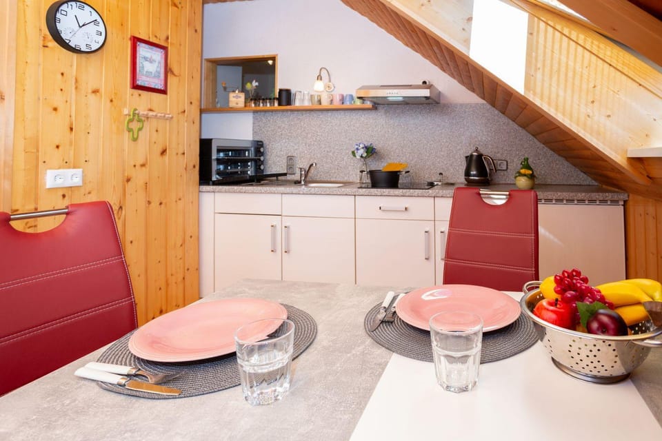 Kitchen or kitchenette, Dining area