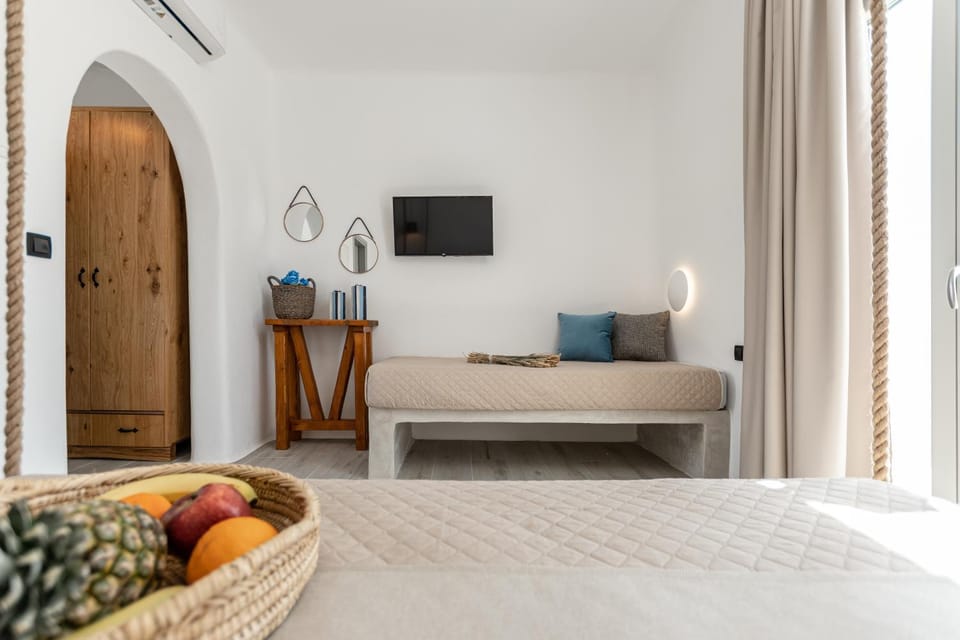 Bed, TV and multimedia, Photo of the whole room, hair dresser