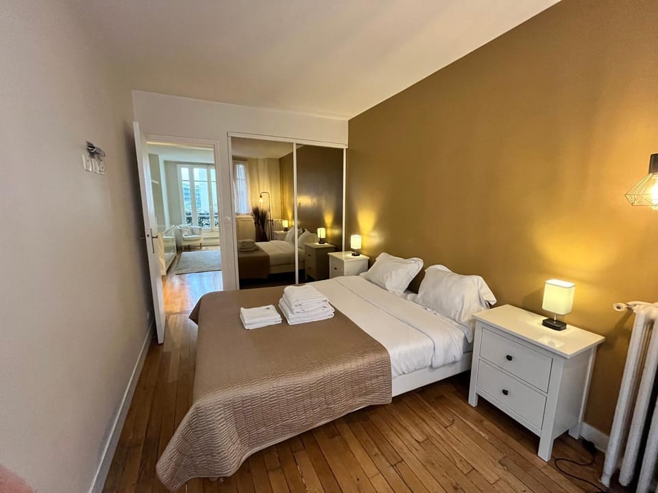 Bed, Bedroom, towels