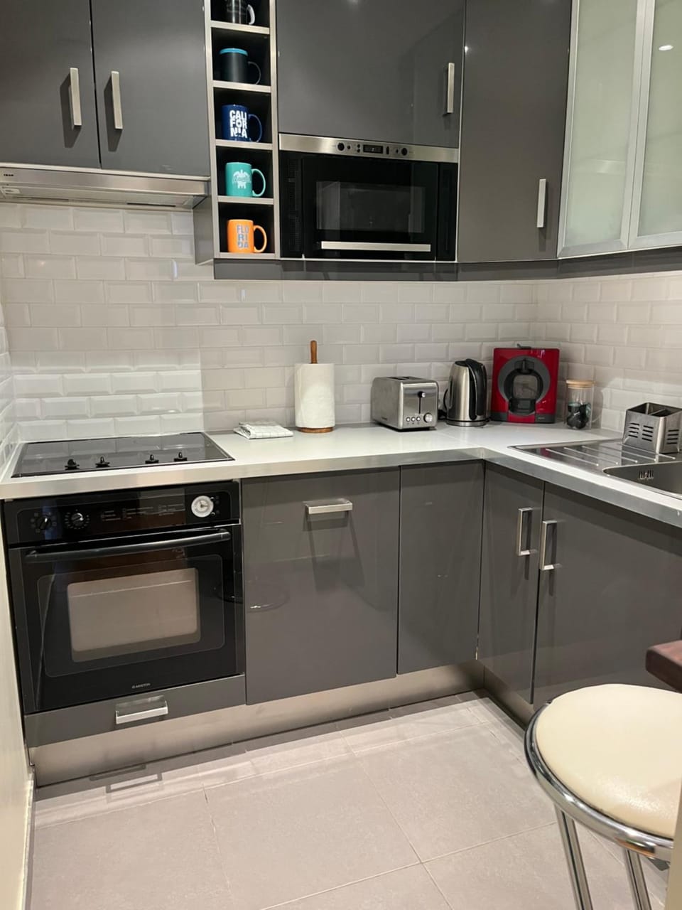 Coffee/tea facilities, Kitchen or kitchenette, stove, toaster