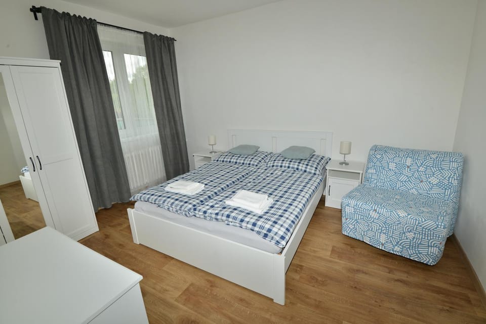 Bed, Bedroom, towels, wardrobe