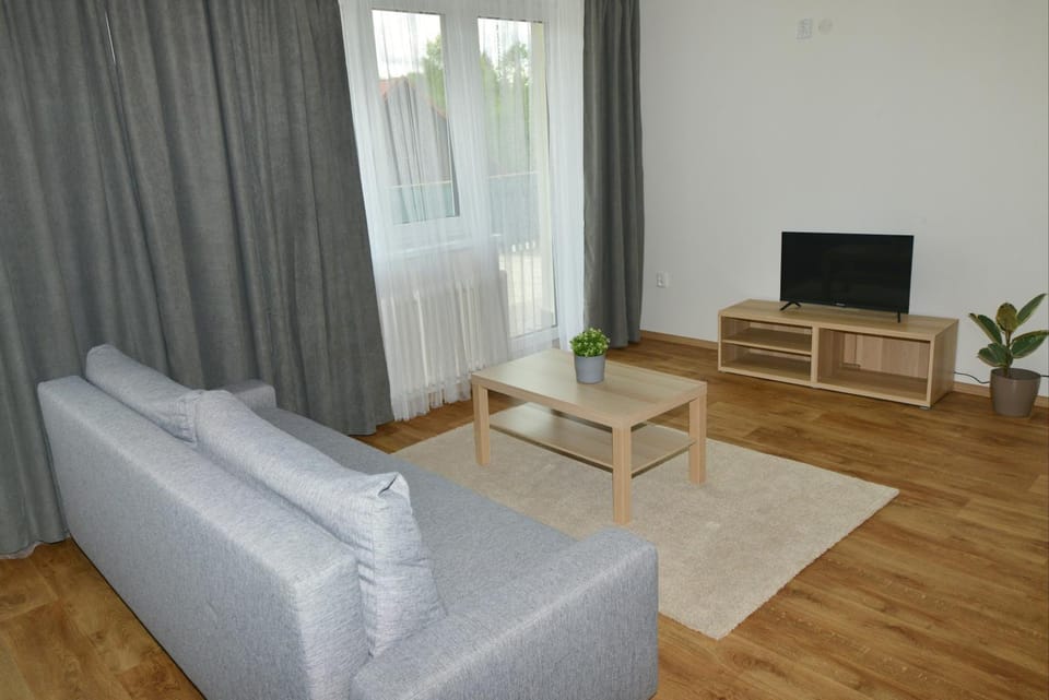 TV and multimedia, Living room, Seating area, Evening entertainment