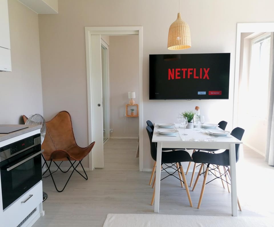 TV and multimedia, Kitchen or kitchenette, Photo of the whole room, Seating area, Dining area