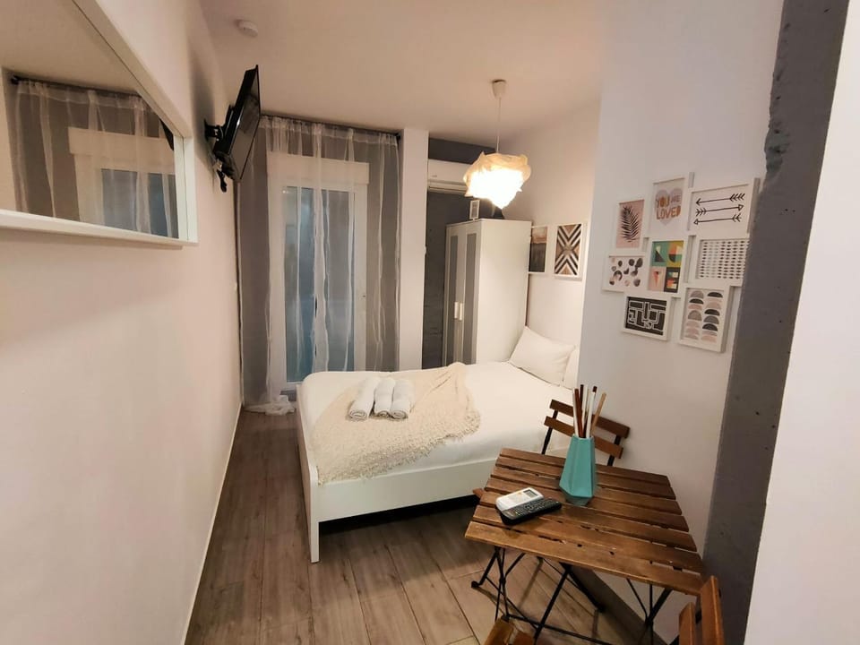 Pequeño Alojamiento con Mini Piscina - NO climatizada Apartment in Valencia