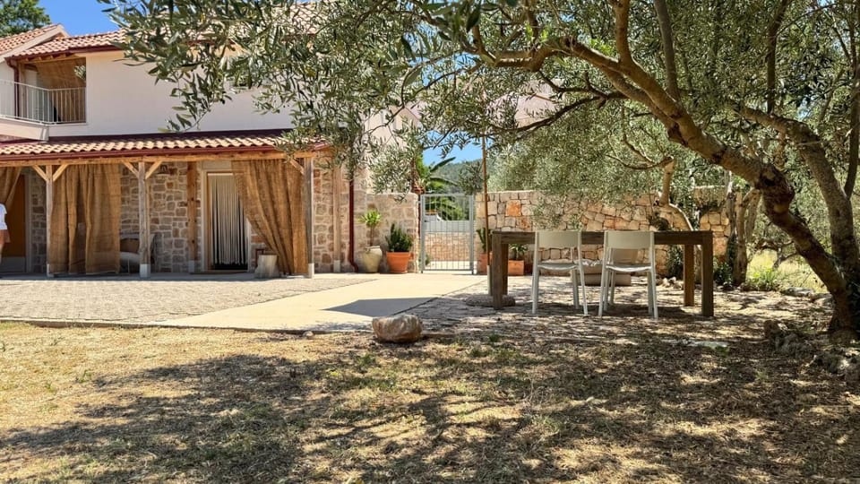 Property building, Restaurant/places to eat, Neighbourhood, Other, Sports, Breakfast, young children, sunbed