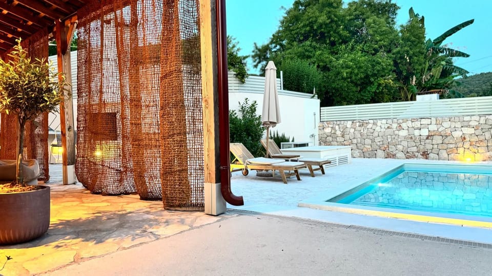 Property building, Restaurant/places to eat, Swimming pool