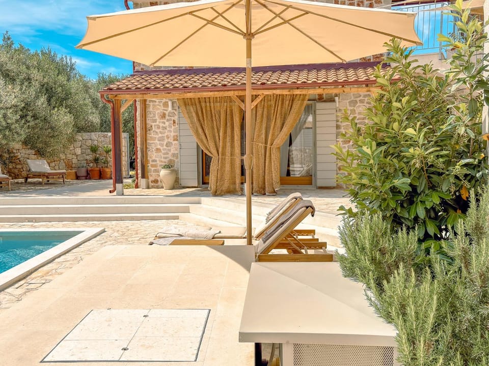 Property building, Balcony/Terrace, Swimming pool